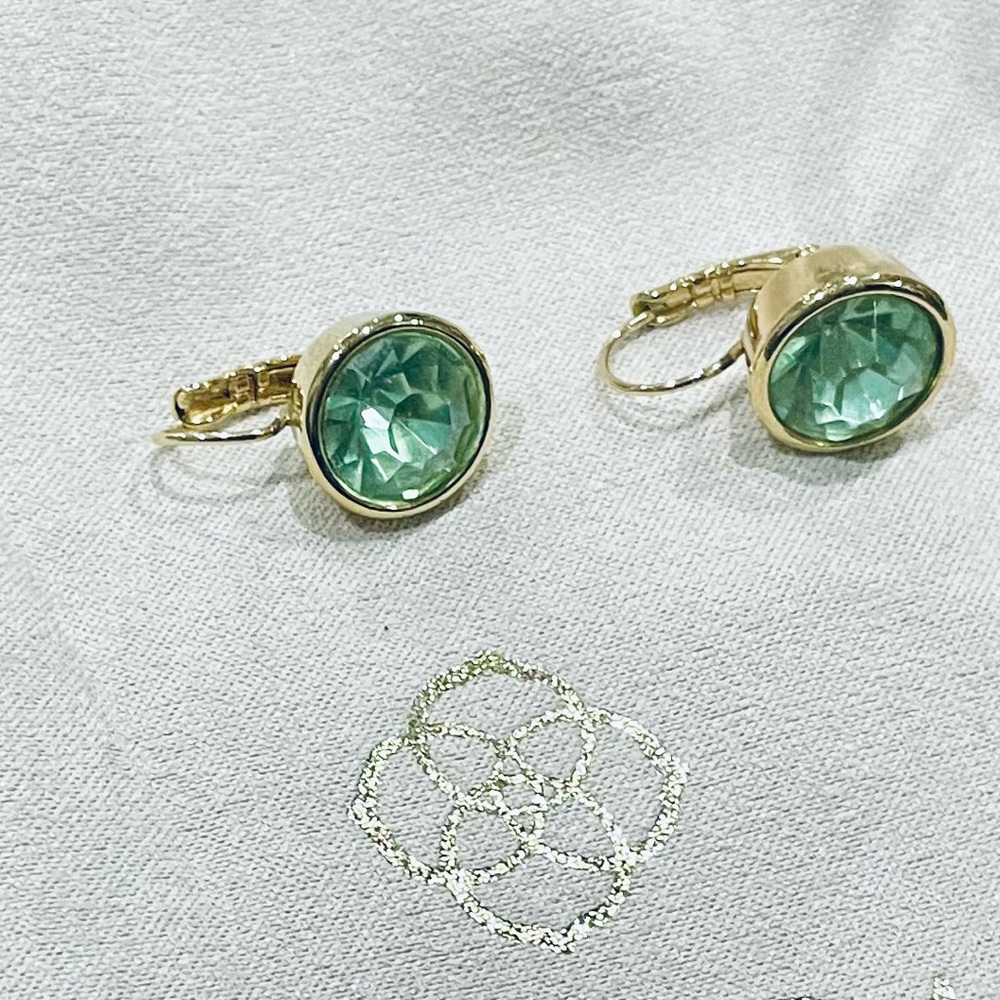 (SOLD) LIKE NEW!!! KENDRA SCOTT DANGLE EARRINGS GOLD GREEN